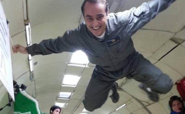 Eduardo García Llama experiences weightlessness in a plane in parabolic flight.