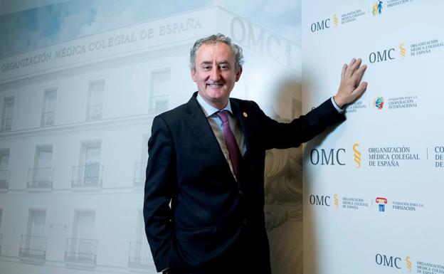 The president of the General Council of Medical Associations, the Cantabrian Tomás Cobo. 