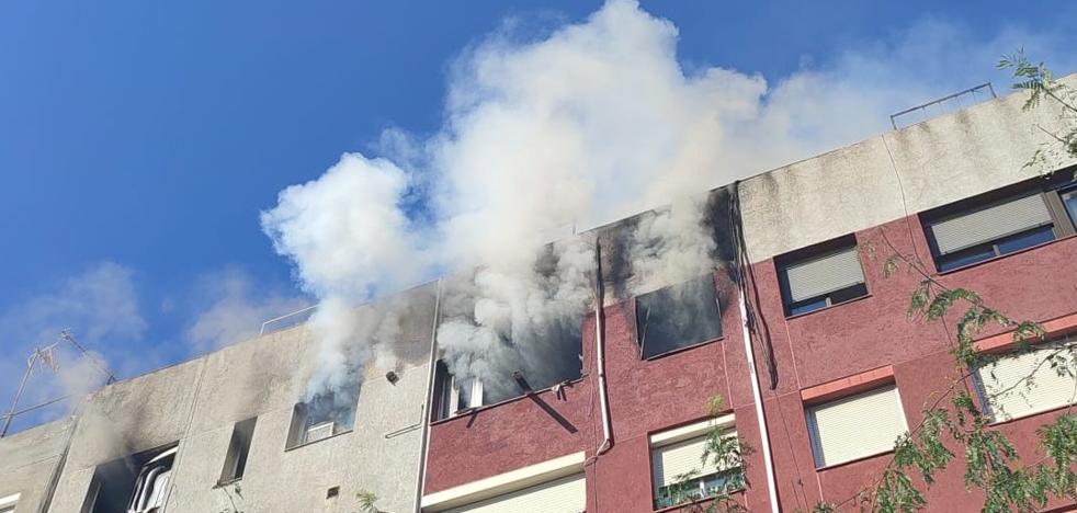 Two minors, in critical condition after jumping out the window fleeing a fire in Badalona