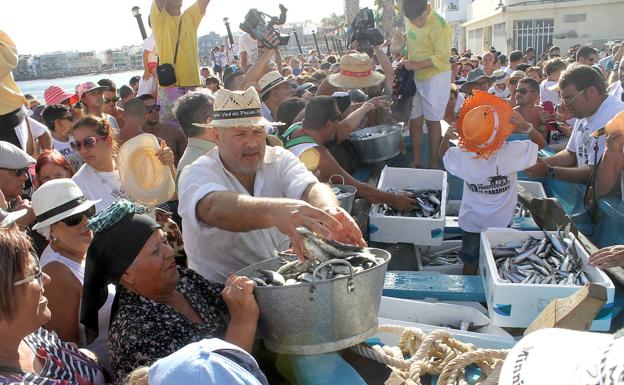 Imagen de la última edición de la Vará del Pescao en la playa de Arinaga. /Arcadio Suárez