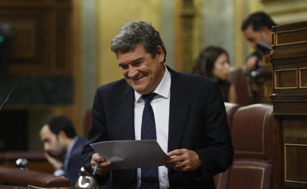 José Luís Escrivá, durante el Pleno del Congreso de los Diputados. /efe