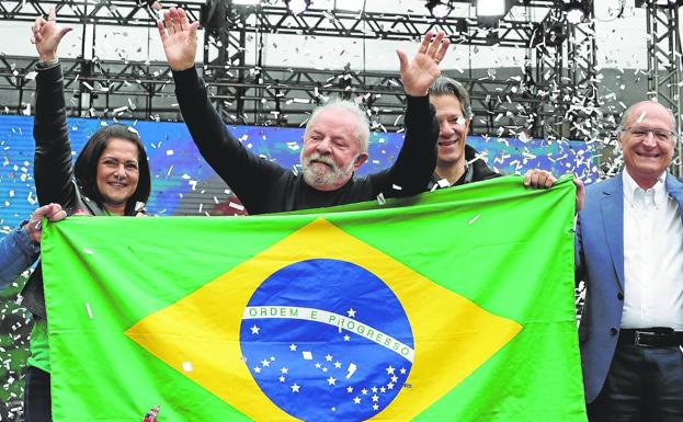 Lula saluda a sus seguidores durante un mitín de su campaña en el Vale del Anhangabaú en la región céntrica de Sao Paulo. 
