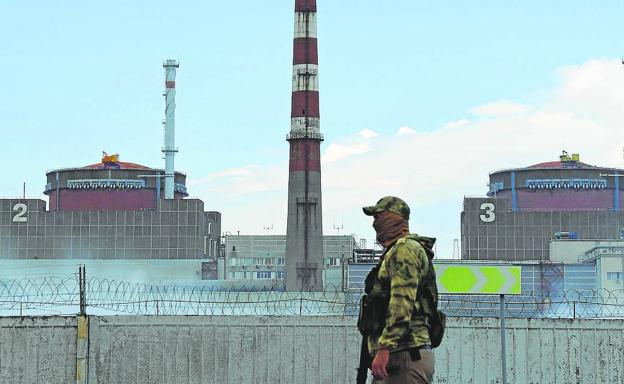 Un soldado ruso patrulla alrededor del perímetro de la central nuclear de Zaporiyia, ubicada al sur de Ucrania. 