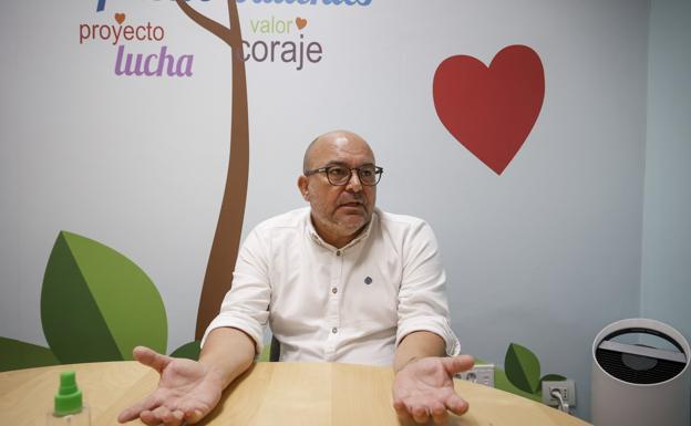 José Jerez, president of the Little Brave Foundation for Children with Cancer, yesterday at the entity's headquarters. 
