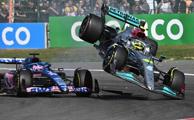El coche de Lewis Hamilton salta por los aires tras el 'enganchón' con el de Fernando Alonso en Spa-Francorchamps. 