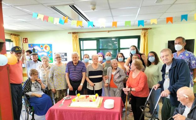 Imagen de la celebración del cumpleaños número 17 de la residencia de mayores de Valleseco. 
