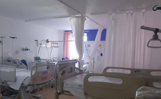 Image of a room with four beds separated by curtains in the Insular Maternal Hospital. 