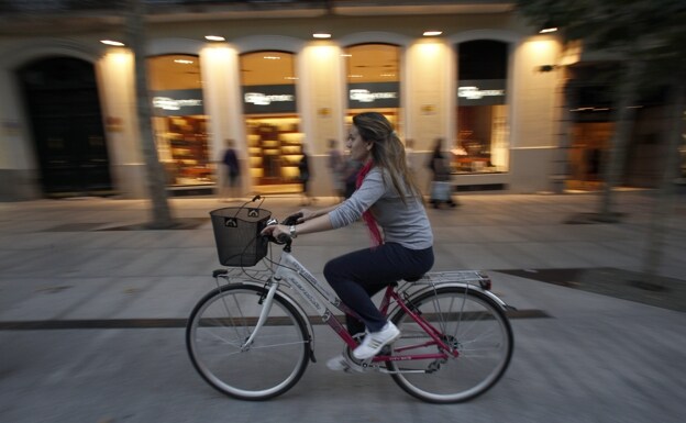 Mujer en bicicleta por Madrid.