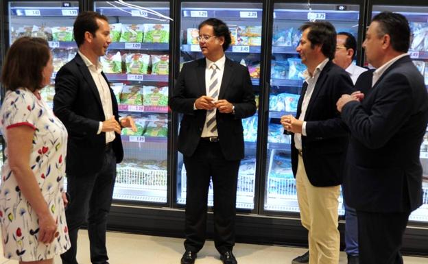 El alcalde de la ciudad, Francisco Javier González Díaz, visitó ayer el nuevo supermercado de la cadena junto a representantes de Lidl. 
