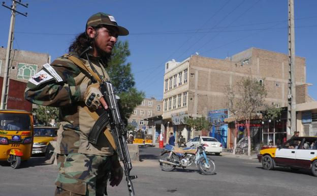 Un miembro de los equipos de seguridad de los talibanes vigila una calle de Herat tras producirse el atentado. /afp