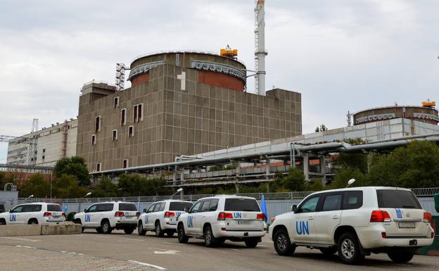 Una caravana de vehículos del OIEA al llegar a la central nuclear de Zaporiyia. /REUTERS