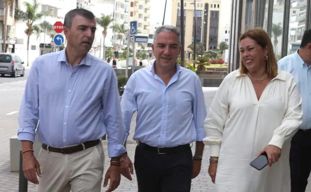 Manuel Domínguez, Elías Bendodo and Astrid Pérez, yesterday in Arrecife de Lanzarote. 