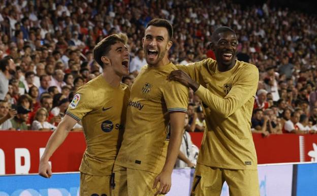 Eric García celebrates with Gavi and Dembélé the goal he scored against Sevilla, the first of his career. 