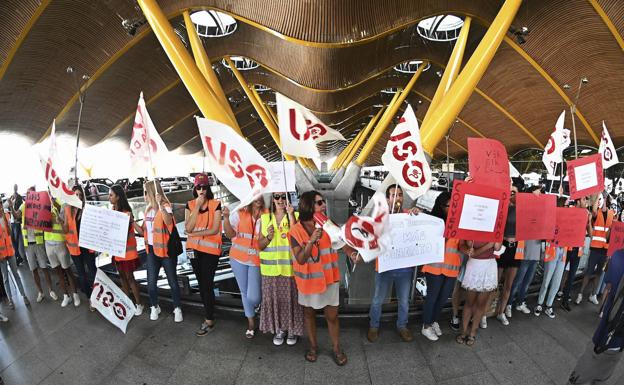 Manifestations of Iberia Express staff. 