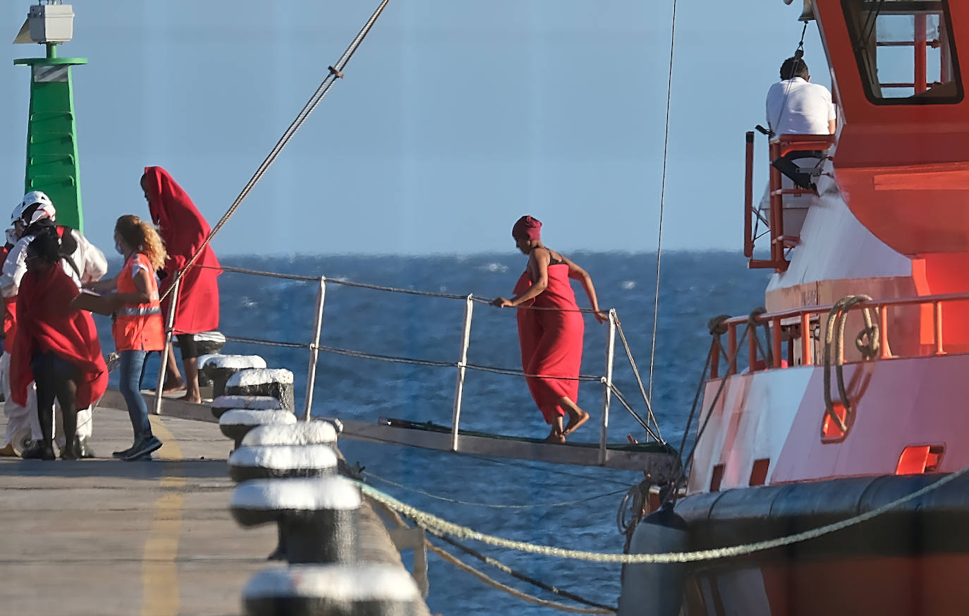 Trasladan a Puerto del Rosario en Fuerteventura a 44 inmigrantes rescatados de una patera.