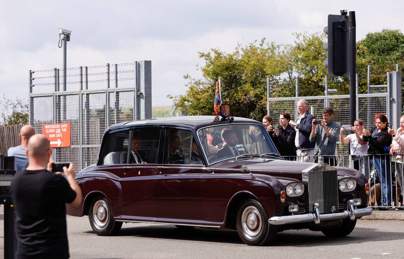 Una limusina que lleva al rey Carlos y la reina Camila sale del aeropuerto de Londres