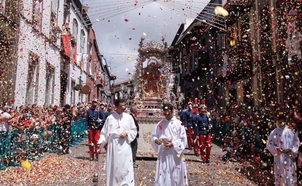 Imagen de la lluvia de pétalos durante la procesion de la Virgen del Pino. /cober