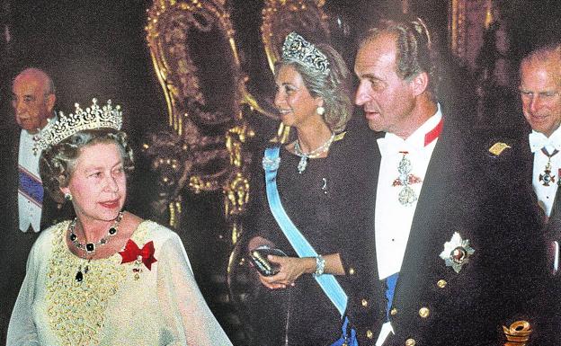 En el Palacio Real de Madrid, en octubre 1988, con el rey Juan Carlos y la reina Sofía.