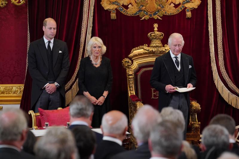Carlos III lee su discurso ante los presentes y en compañía de Camila y de Guillermo.