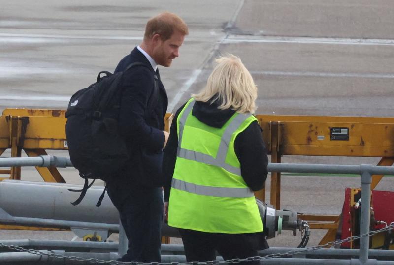 El príncipe Harry se dirige a un avión en Aberdeen para regresar con su esposa en Londres tras abandonar el castillo de Balmoral el viernes