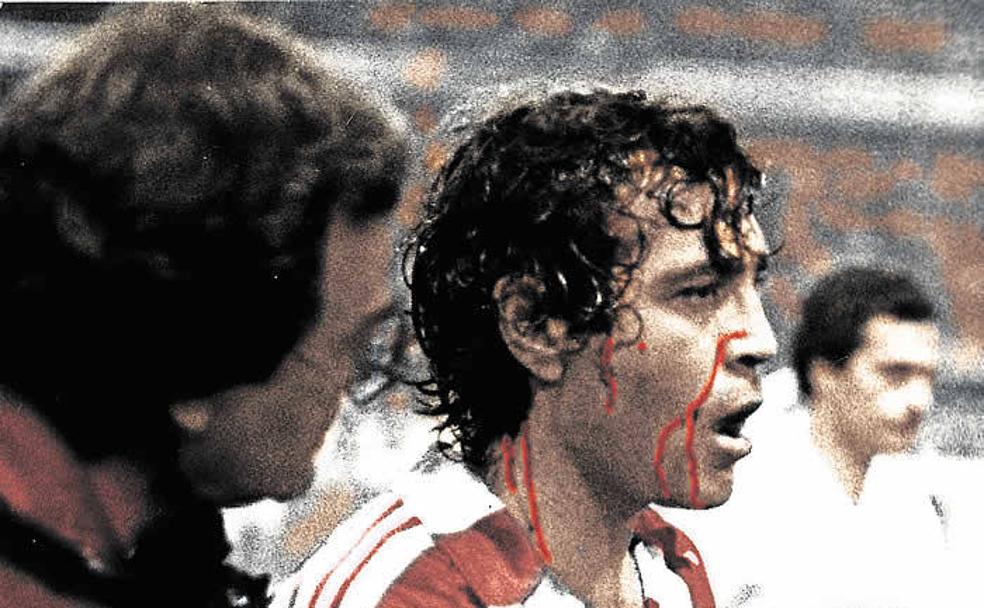 Ferrero, con el rostro ensangrentado, en aquel célebre partido entre Sporting y Real Madrid en El Molinón. 