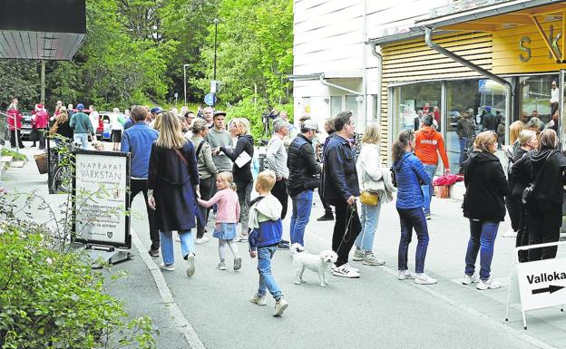 Numerosos electores aguardan ante un colegio para poder votar en Nacka, municipio de Estocolmo.