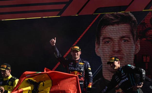Max Verstappen celebra su victoria en los más alto del podio en Monza. 