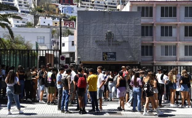 Students of the Isabel de España Institute in the capital of Gran Canaria, yesterday, the first day of the course. 