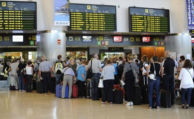 Imagen de archivo de viajeros en el aeropuerto de Gran Canaria. 