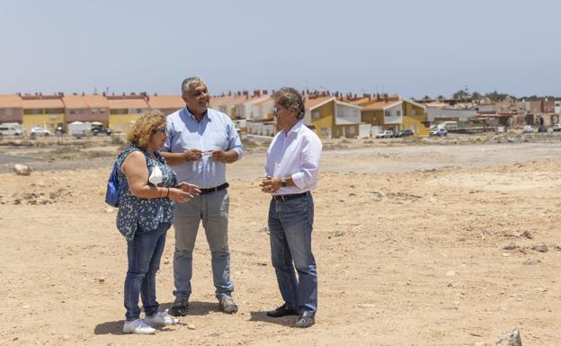 Sandra Celis, directora del Area de Salud de Fuerteventura, el alcalde Juan Jiménez y Javier Ledo, concejal de Urbanismo, en el solar de El Matorral donde se levantará la futura infraestructura sanitaria. /C7