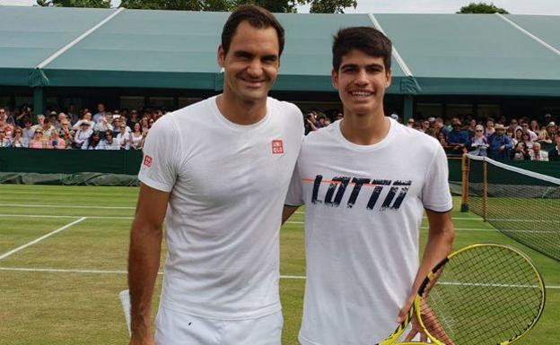 Roger Federer y Carlos Alcaraz. /@carlosalcaraz