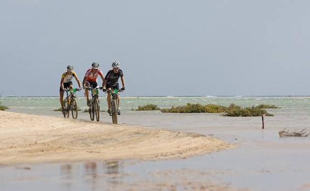 Ciclistas a su paso por las playas de sotavento de Jandía. /fudenas