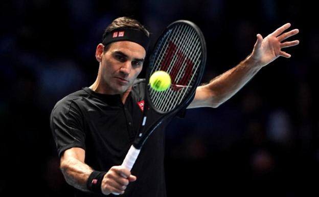 Federer, con su elegante y característico golpeo. /Efe