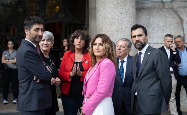 Miembros del Gobierno catalán, este jueves esperando a Aragonès, durante un acto en Barcelona./EFE