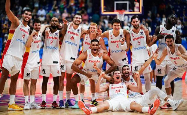 The members of the Spanish basketball team celebrate their victory against Finland in the quarterfinals.