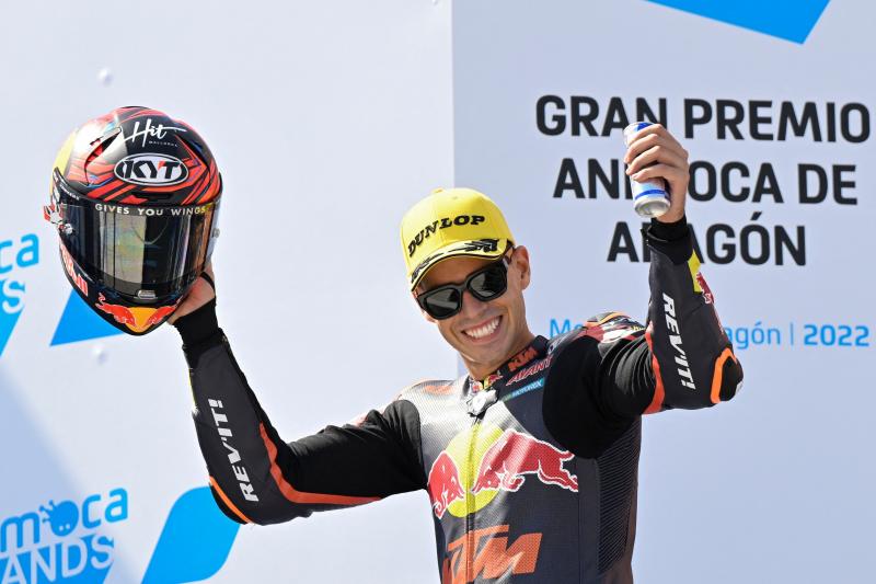 Pedro Acosta celebra su triunfo sobre el podio de MotorLand Aragón./AFP