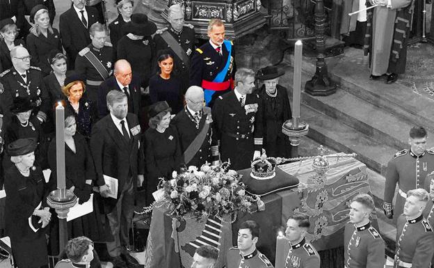 Los reyes Felipe VI y Letizia junto a los eméritos en el funeral.