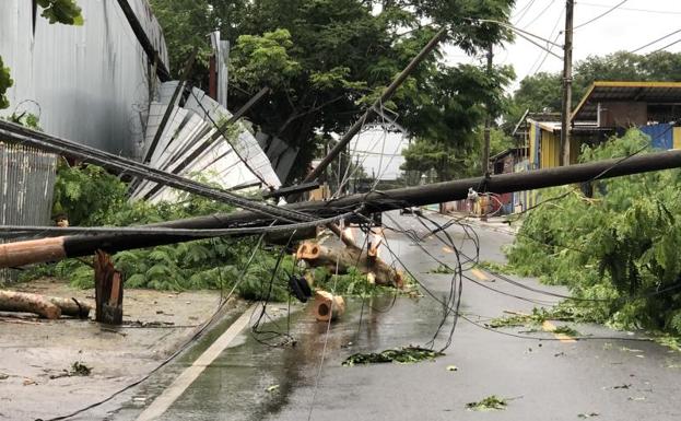 Postes eléctricos caídos tras el paso del huracán 'Fiona' por la localidad de Carolina, en Puerto Rico. /efe