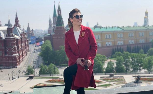 Skabeyeva posa ante el Kremlin de Moscú. 