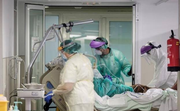 Imagen de archivo de sanitarios atendiendo a un paciente covid en el hospital Materno Infantil de Gran Canaria/EFE
