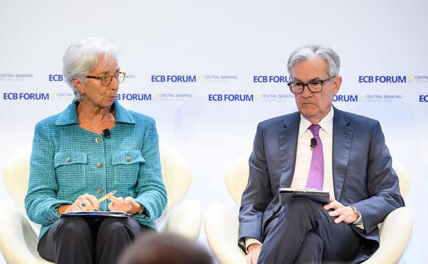 La presidenta del BCE, Christine Lagarde, junto al presidente de la Fed, Jerome Powell, en el último ECB Forum. 
