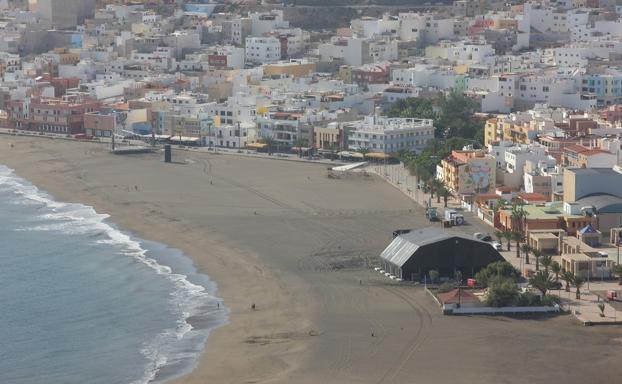 El emisario funciona al este de la playa, por la zona del campo de fútbol, desde los años 80 del siglo pasado. 