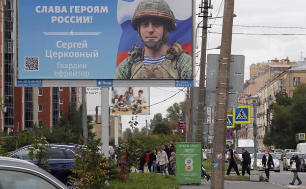 Una campaña publicitaria invita a entrar en el Ejército ruso, en San Petersburgo. 