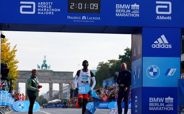 Eliud Kipchoge, en la meta del Maratón de Berlín. /Reuters