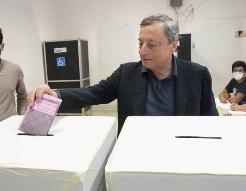 Draghi acudió ayer a un colegio de Roma para depositar su voto. /FILIPPO ATTILI