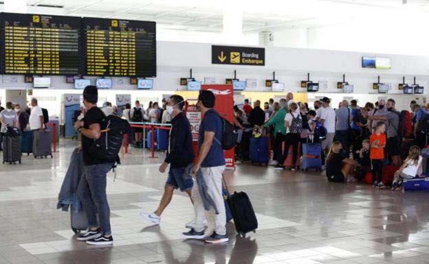 Turistas en el aeropuerto César Manrique de Lanzarote./josé luis carrasco
