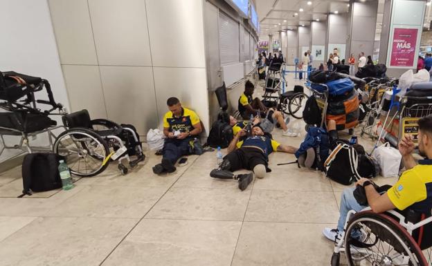Imagen de los jugadores, tirados literalmente en Barajas, a la espera de una respuesta de su aerolínea que no llegó. 