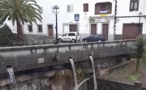 El agua cayendo en el puente de Teror, en el casco. /C7