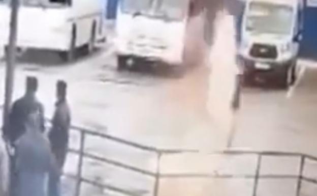 Fotograma del vídeo en el que ve cómo un hombre se prende fuego para evitar ir al frente./r. c.