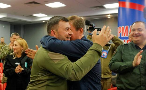 El líder de la autoproclamada Región Popular de Donetsk, Denis Pushilin (izquierda), y el secretario del Consejo General del partido Rusia Unida, Andrey Turchak, este martes en Donetsk./ALEXANDER ERMOCHENKO / REUTERS